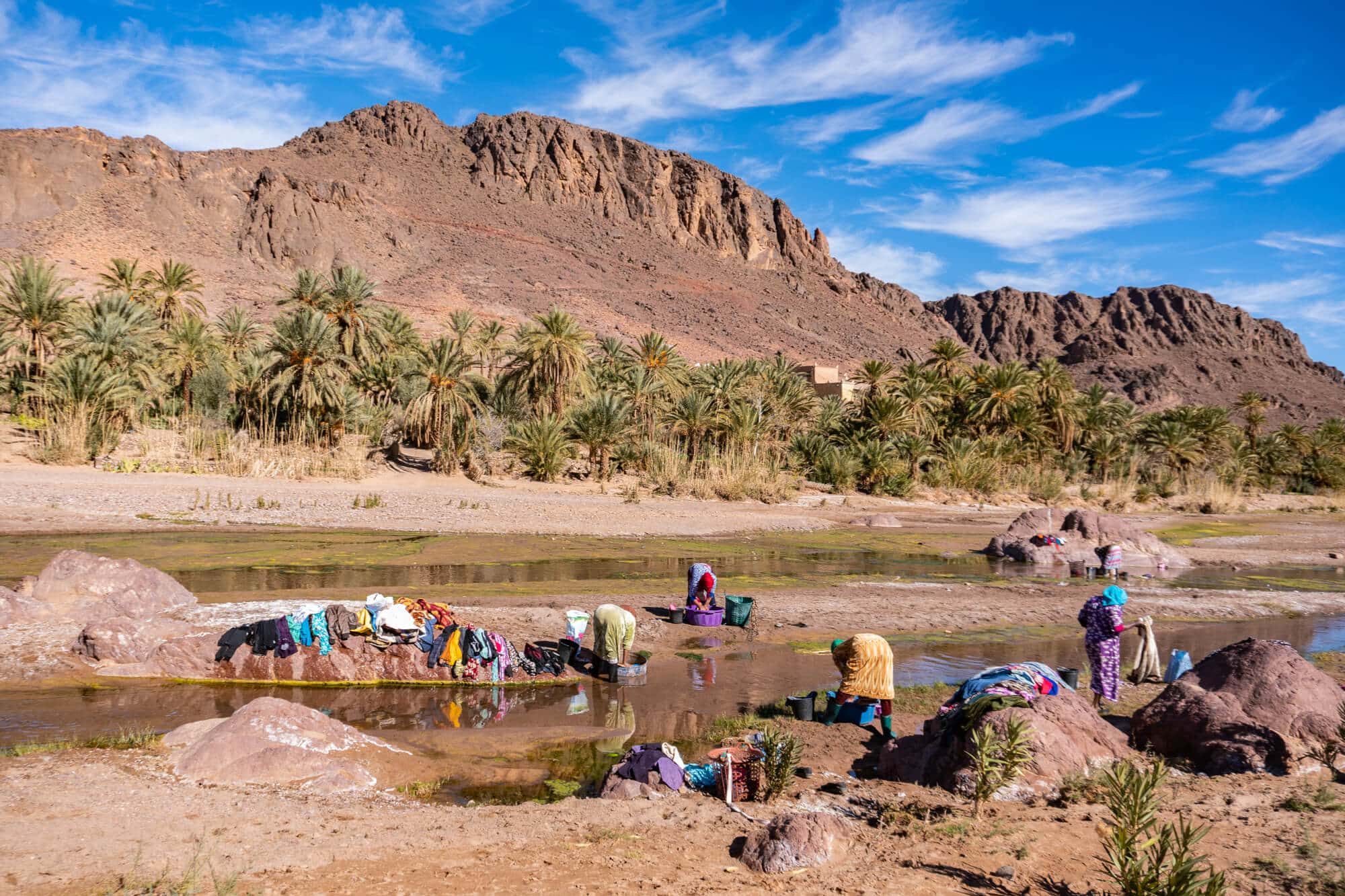נשים כובסות בנהר, נווה המדבר פינט, ליד ווארזאזאת