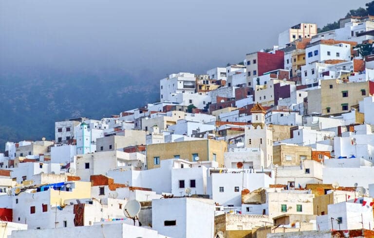 בתים לבנים על צלע ההר בעיר המלכותית טטואן שבמרוקו