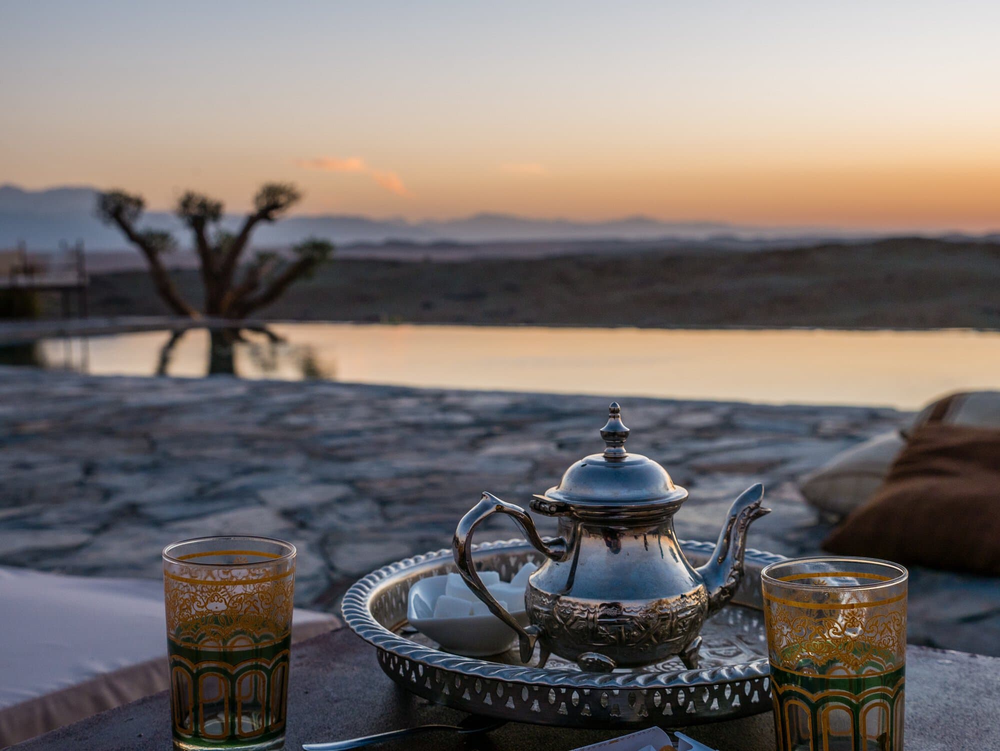 תה נענע מרוקאי מסורתי לעת שקיעה במאהל במדבר אגאפי, מרוקו